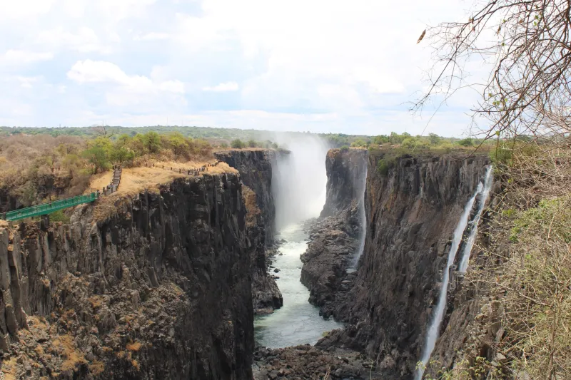Zambia vs. Zimbabwe: Why the Locals Know Which Side of the Falls to Stand On